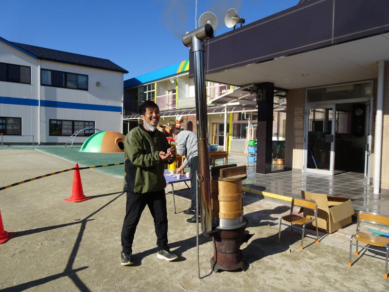 蒸籠でもち米をふかしているんだよ!