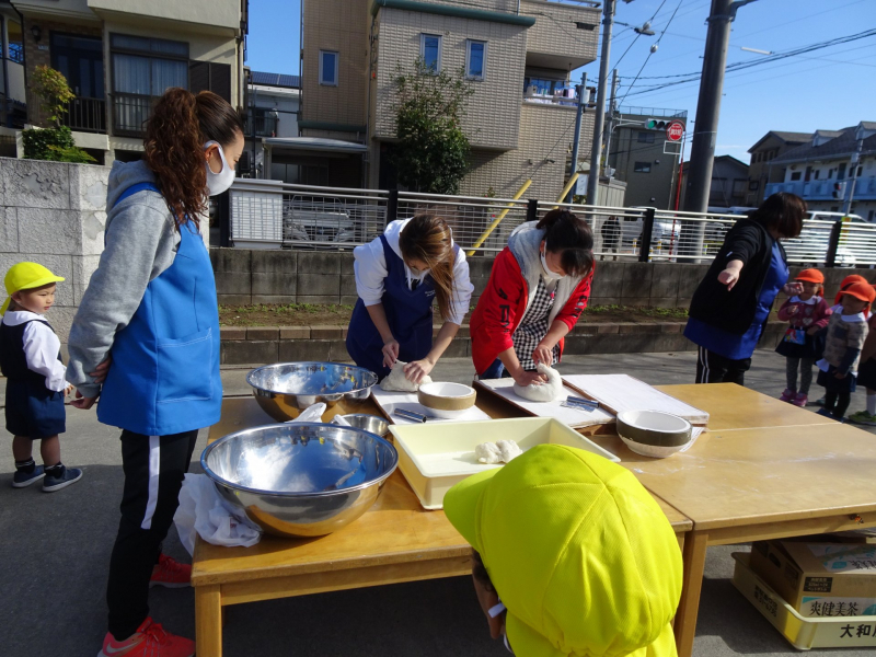 みんながついたお餅はこの型に入れて鏡餅にするよ!