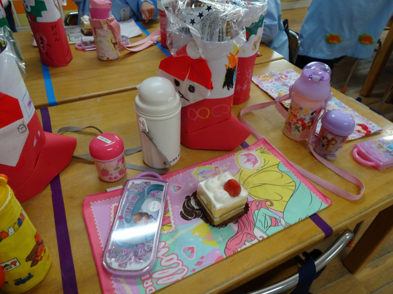 お部屋に戻るとなんとケーキが!ブーツにお菓子が!!
