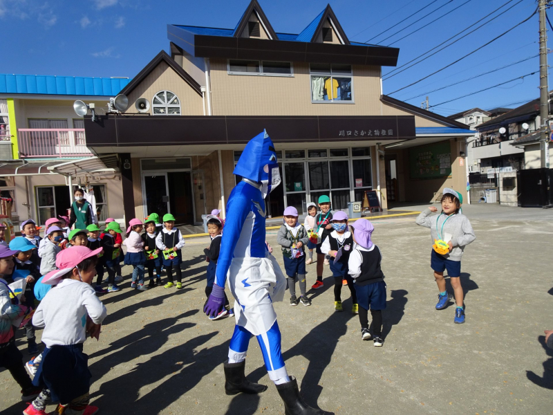 ヒーローに見えるけど・・・病気鬼みたい!