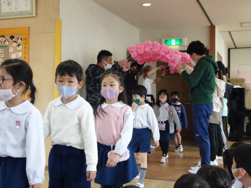 先生たちのお花のアーチと