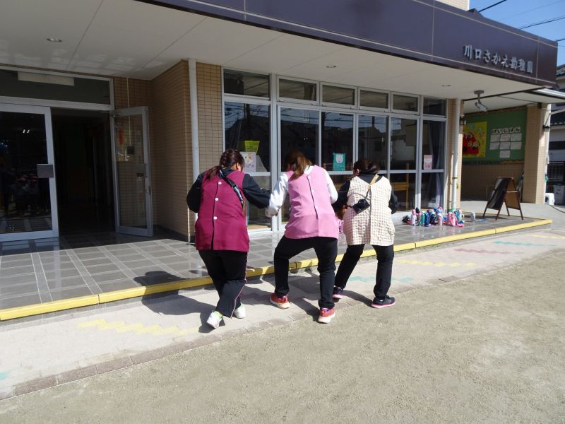 怪しい動きの3人組…