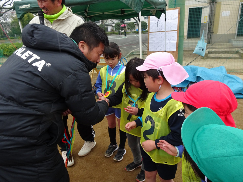 さかえ幼稚園の園長先生から頑張ったメダル贈呈