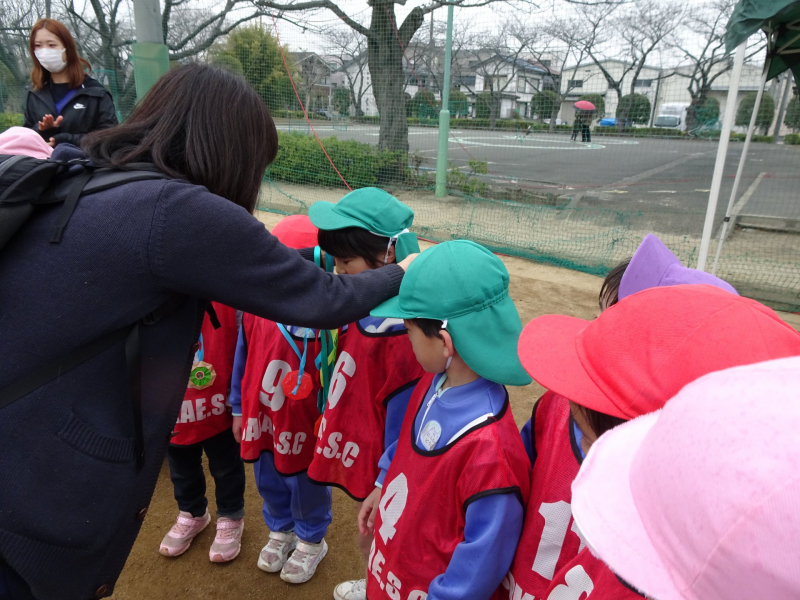 南平保育園の園長先生から頑張ったメダル贈呈