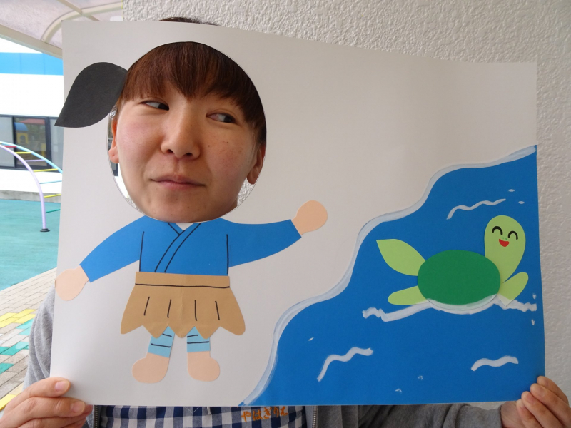 たすけられたかめさんはおれいをいってうみにかえっていきました。『きをつけてかえるんだよ~』