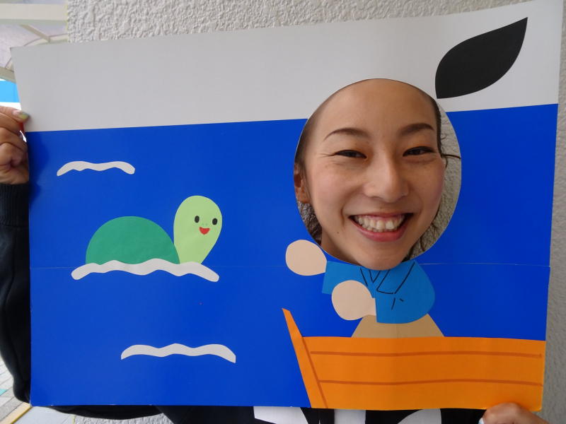 しばらくして、たろうがうみでさかなをとっていると、かめさんがあらわれました。