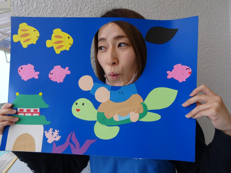 『たすけてくれたおれいにりゅうぐうじょうへしょうたいします。』とかめさんはたろうをせなかにのせてうみのなかに、、、