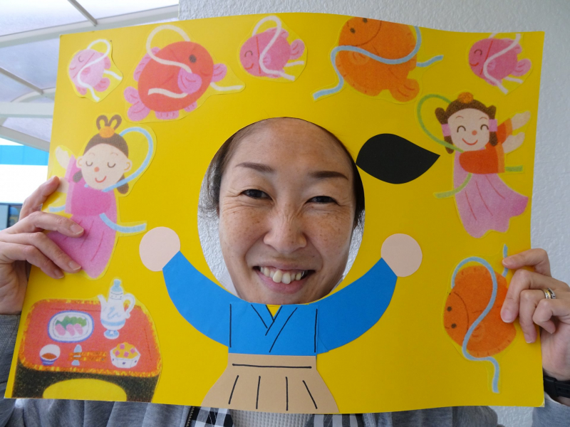 なかにはいると、たくさんのごちそうがよういされていました。いごこちがいいのでたろうはなんにちもいました。