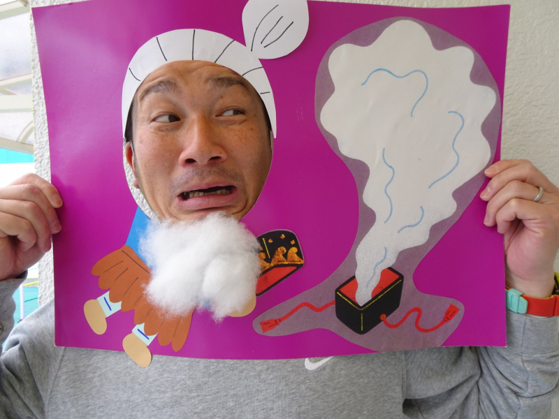 はこをあけると、なかからしろいけむりがっ!!けむりをあびたたろうはおじいさんになってしまいましたとさ。おしまい。みんなもあそびすぎちゃだめだよ~!!