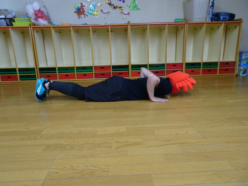 まずは『ひこうき』。おなかをしたにしてねるよ!ては、むねのよこにおいてようい。