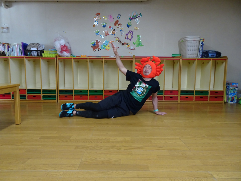 だめなのは、、、おしりがゆかについていて、てがまがっているのは✖