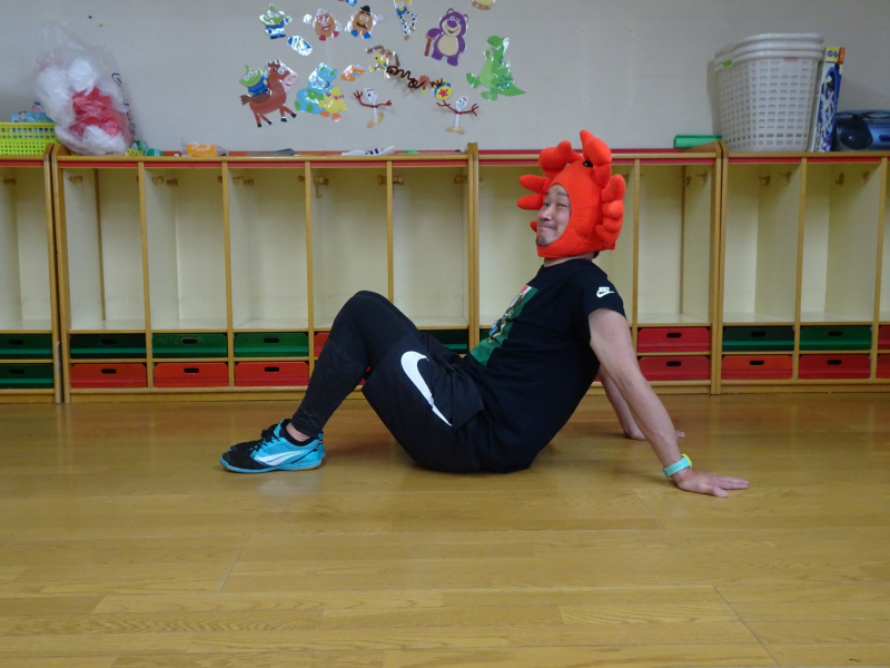 そしてつぎは『びくとりー』。すわって、てをうしろについてようい。