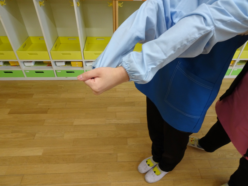 おててをなかにしまうよ!