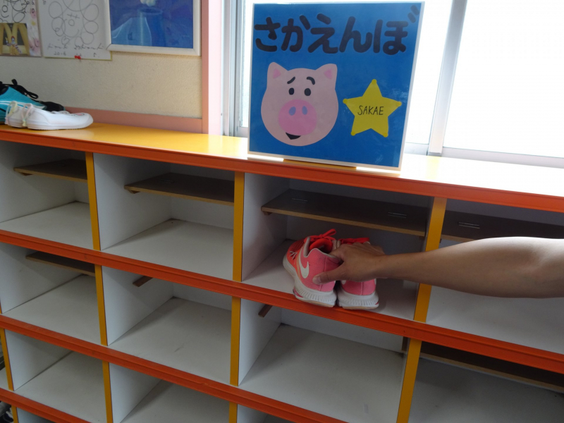 はいてきたくつはここにしまうよ!