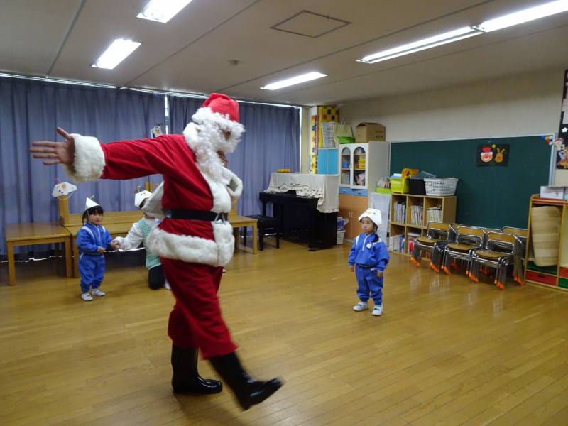 突然のサンタさんに子ども達は呆然。。。