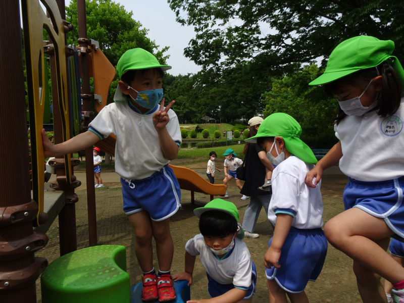 幼稚園とは違う遊具で楽しい～