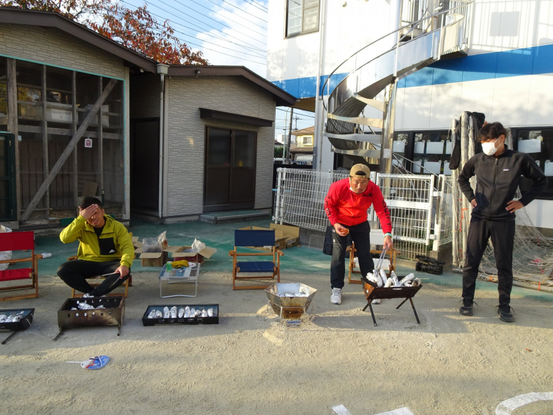 焼き芋焼いてます。