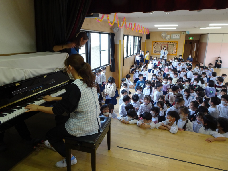 無茶ぶりの演奏に口ずさむ子どもたち♪