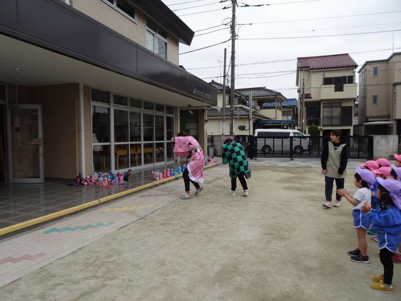 なにやら怪しい人影・・・あの着物の柄はもしや？