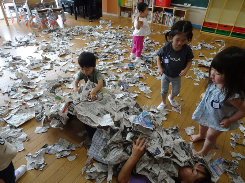 新聞紙のお布団かけて・・・