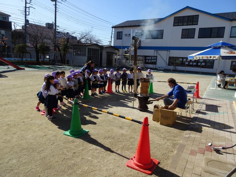 薪を燃やしてせいろでもち米を蒸すよ！