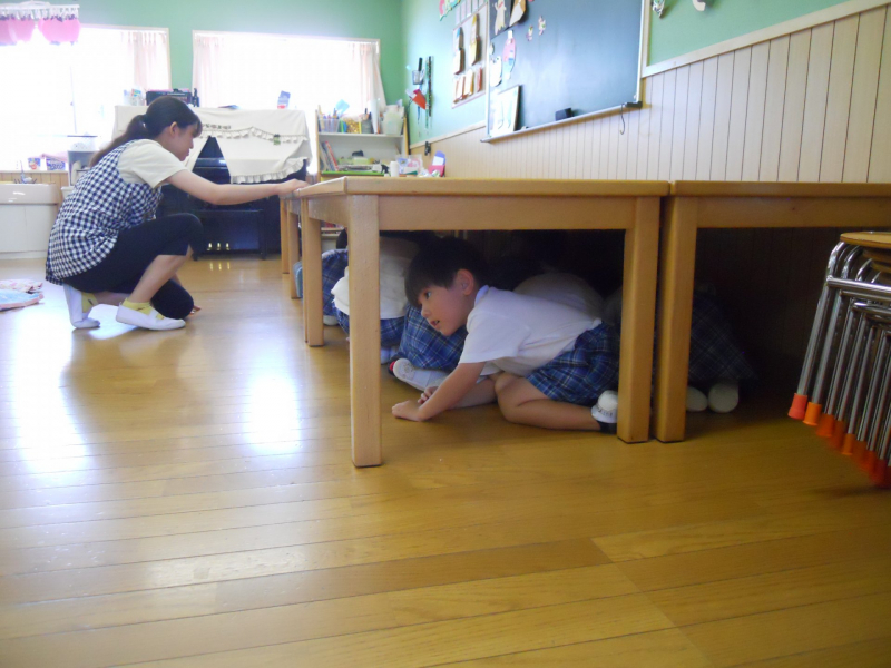まずは身の安全確保！机の下に隠れて！