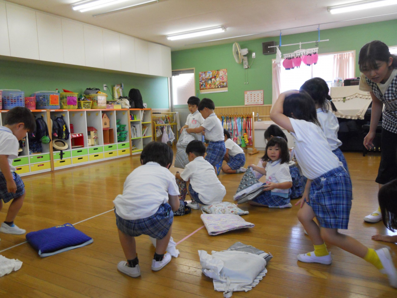 揺れが落ち着いたら防災頭巾をかぶって！