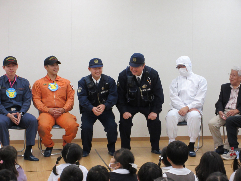 お巡りさんも空気イス⁉鍛えてるの？