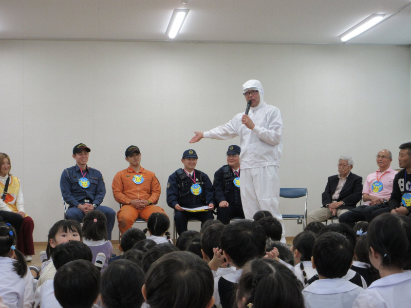 給食もりもり食べると消防士さん、お巡りさんみたいに強くなれるよ！