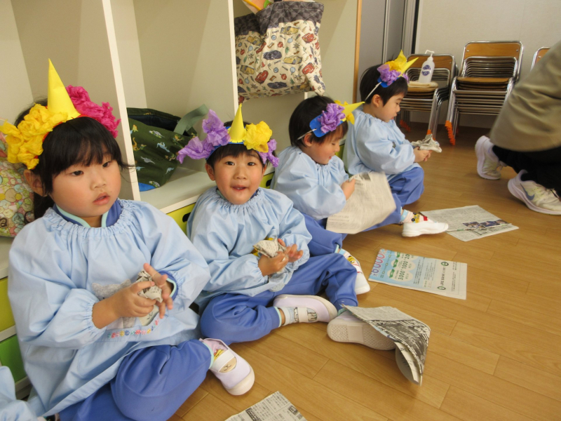 新聞紙を丸めてお豆ボール作るよ～
