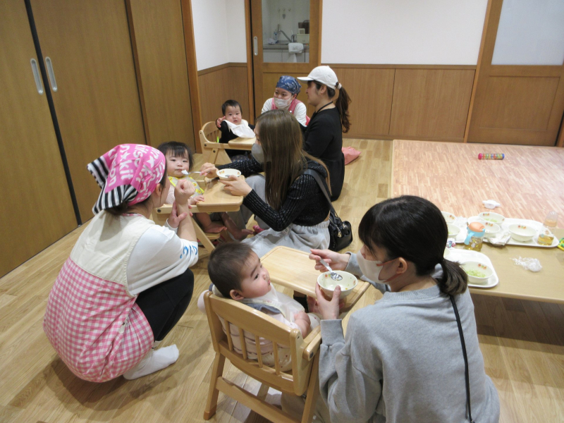 ０歳ちゃん。はじめての離乳食はお家の方と一緒に♪
