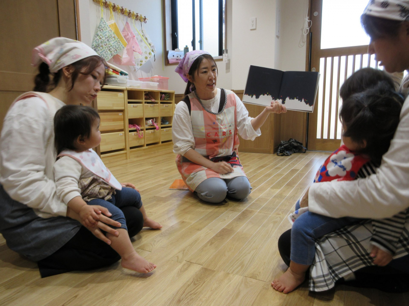 1歳ちゃん。給食の時間まで絵本を見ましょう♪