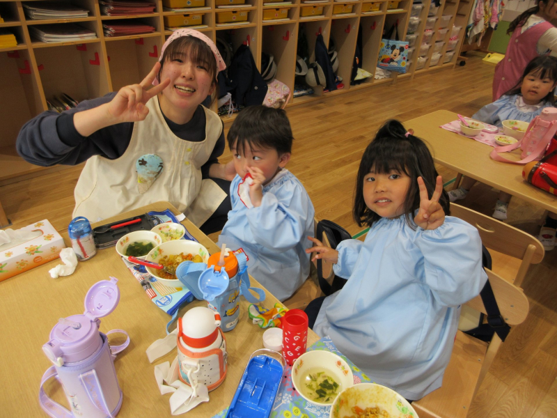 はじめての給食にドキドキわくわく年少さん