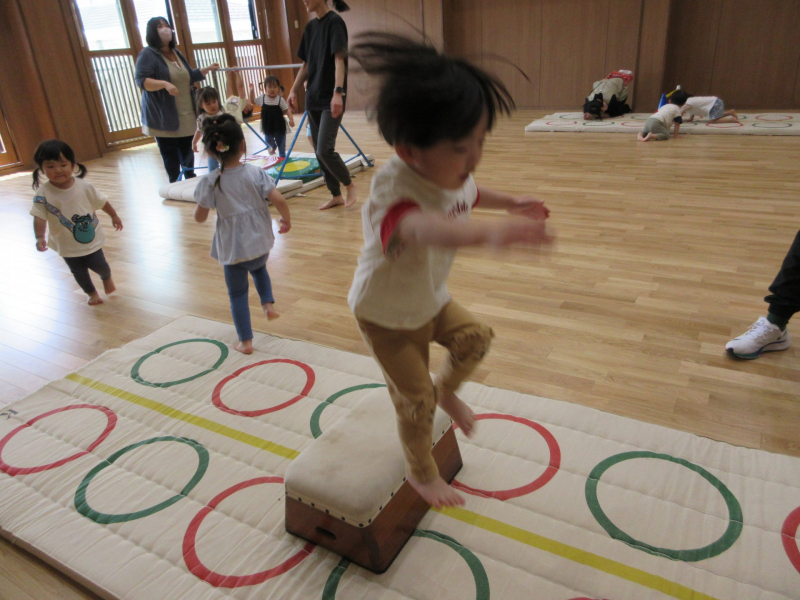 跳び箱からジャンプ！すごい！上手だね！
