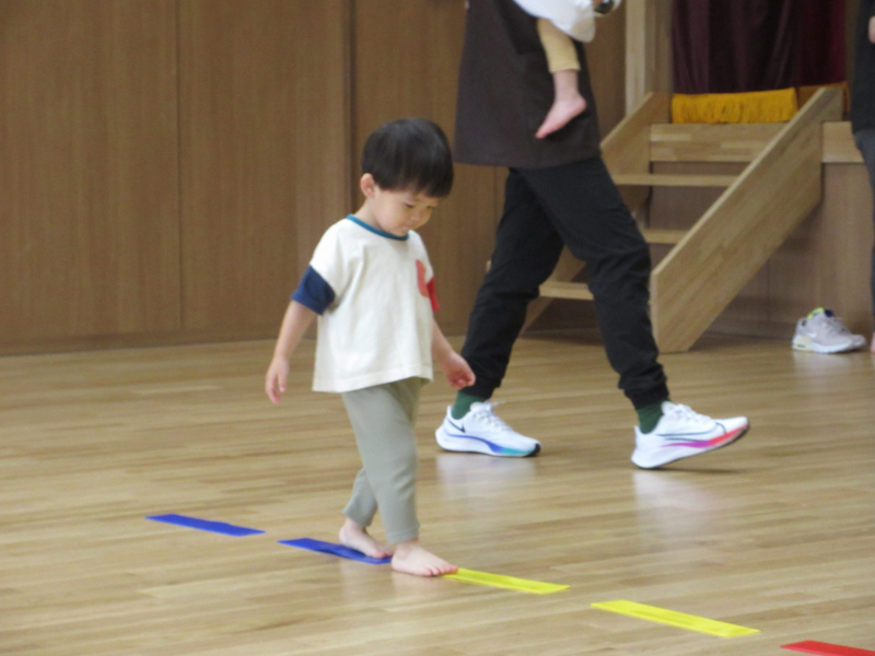 そーっとそーっと。一本橋から落ちないようにね！