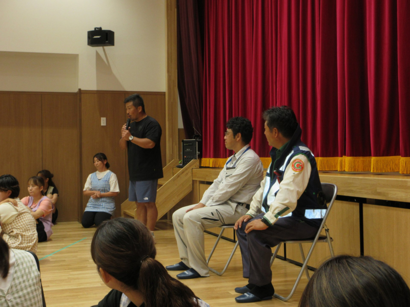現場監督さんと子どもたちの安全と交通誘導を毎日してくれた警備員さんをご招待