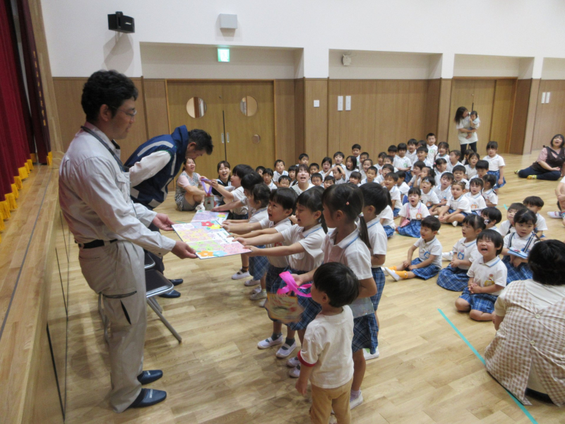 「きれいな園舎を建ててくれてどうもありがとう」