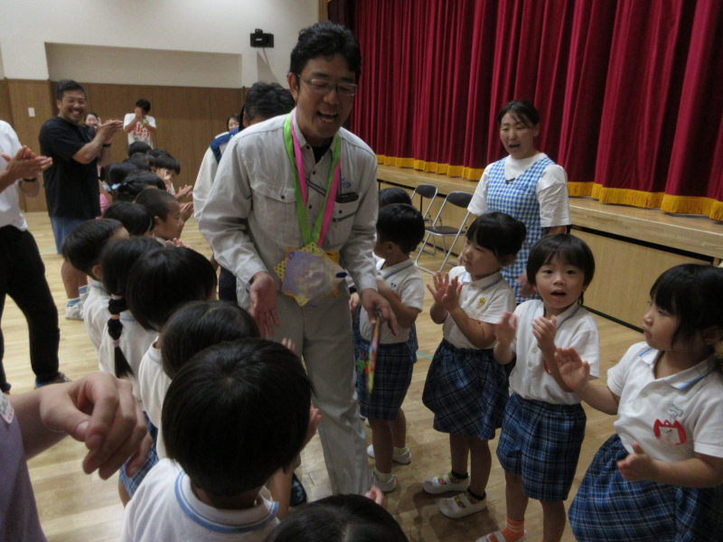 拍手でお見送り