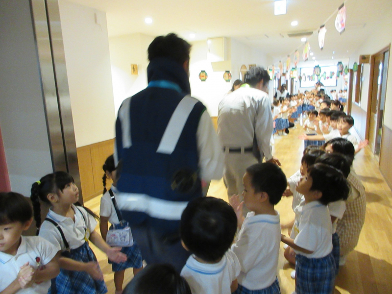 子どもたちの花道を通って次の現場へ向かいました(*^^)v